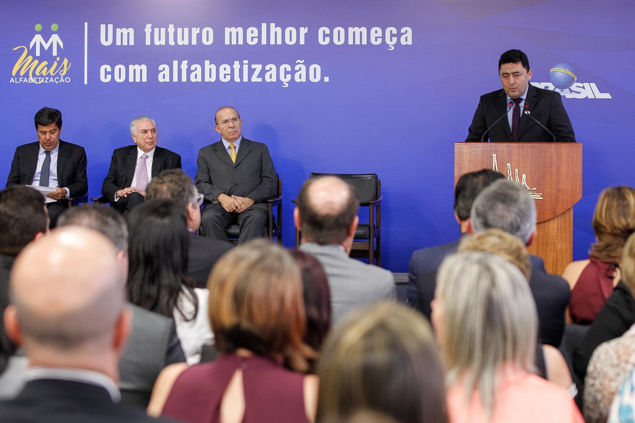 Ministro da Educa&ccedil;&atilde;o afirmou conseguir autoriza&ccedil;&atilde;o do presidente para anunciar medidas voltadas &agrave; munic&iacute;pios