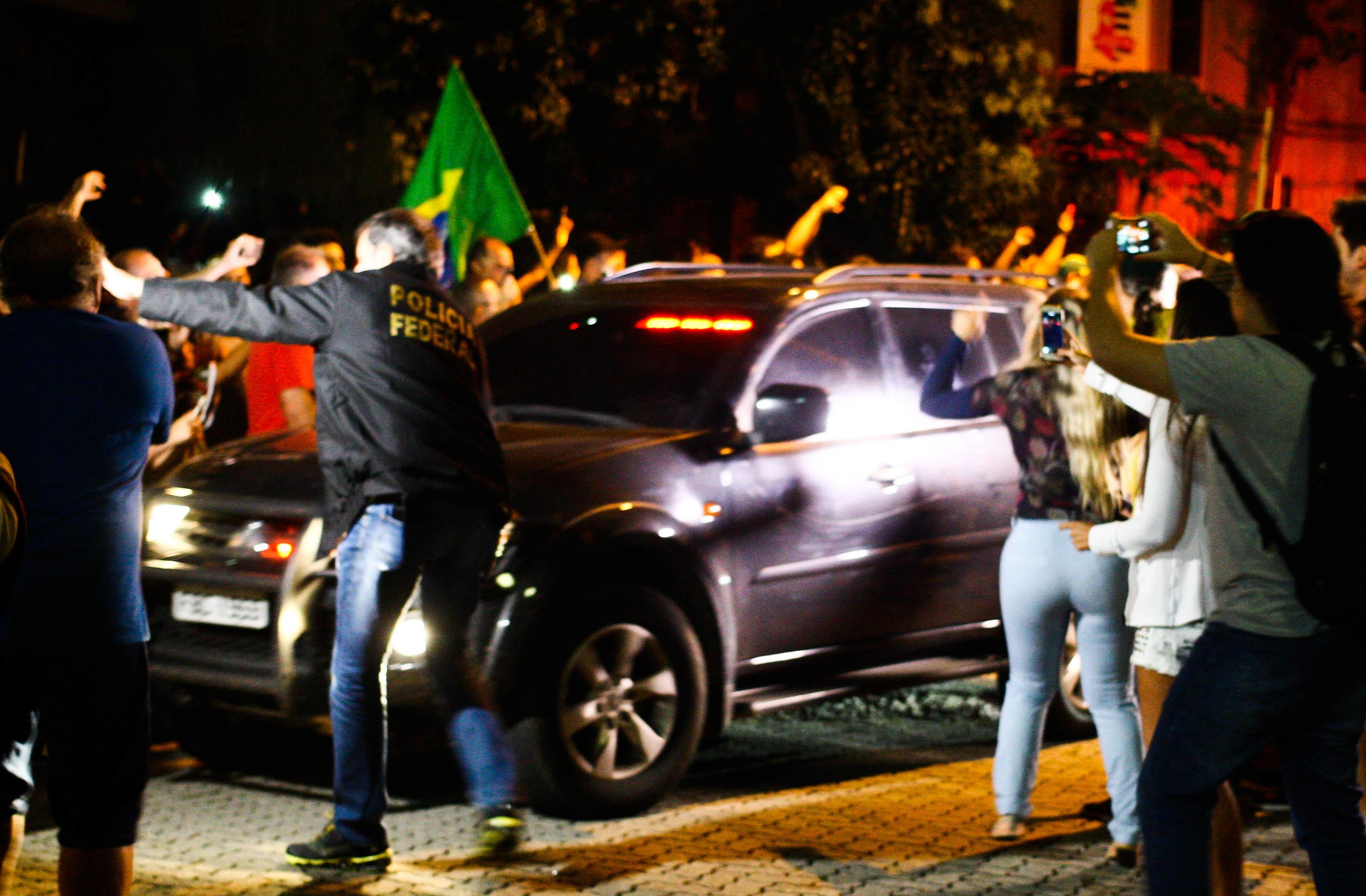 Carro que transporta Lula chegando na Superintend&ecirc;ncia da Pol&iacute;cia Federal, em S&atilde;o Paulo