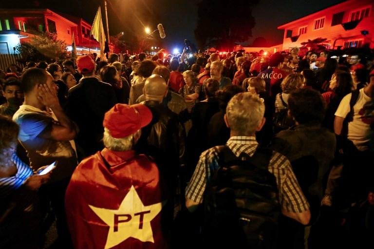 Manifesta&ccedil;&otilde;es na chegada de Lula a Curitiba deixam oito pessoas feridas