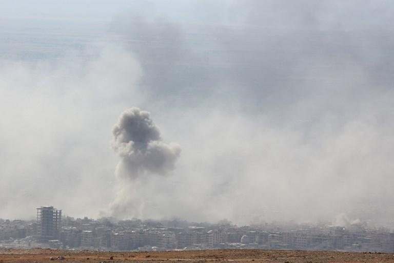 Bombardeios a&eacute;reos do regime s&iacute;rio ocorrem em Duma