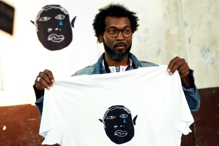 Mouhamed, um senegal&ecirc;s membro do "Sindicato Popular de Vendedores Ambulantes" em Barcelona mostra uma das cria&ccedil;&otilde;es