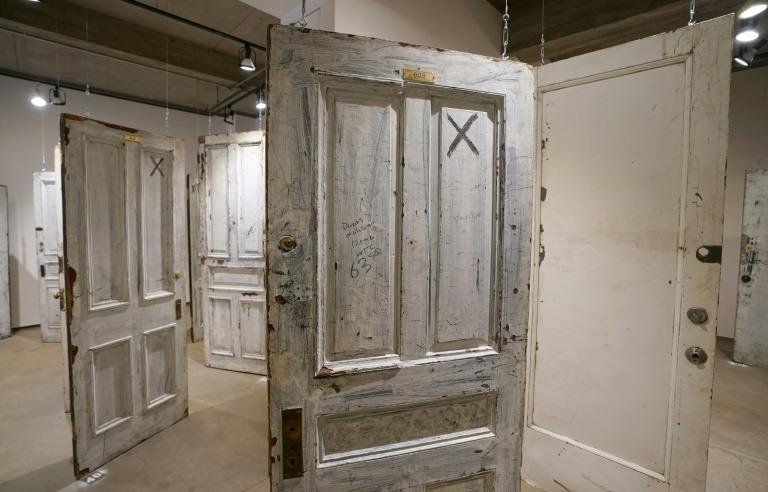 A porta de um quarto que alguma vez foi usado pelo ator Humphrey Bogart &eacute; parte do leil&atilde;o