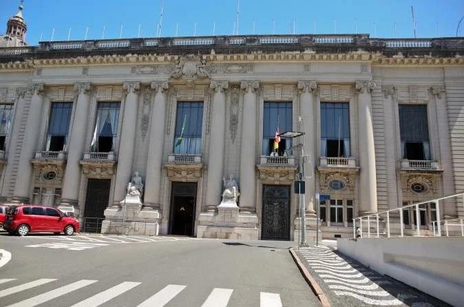 Servidores que ganham at&eacute; R$ 1.850 ter&atilde;o sal&aacute;rios quitados nesta segunda