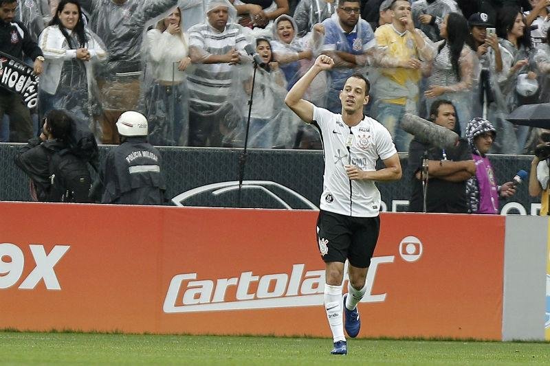 Corinthians vence Fluminense com dois gols de Rodriguinho	