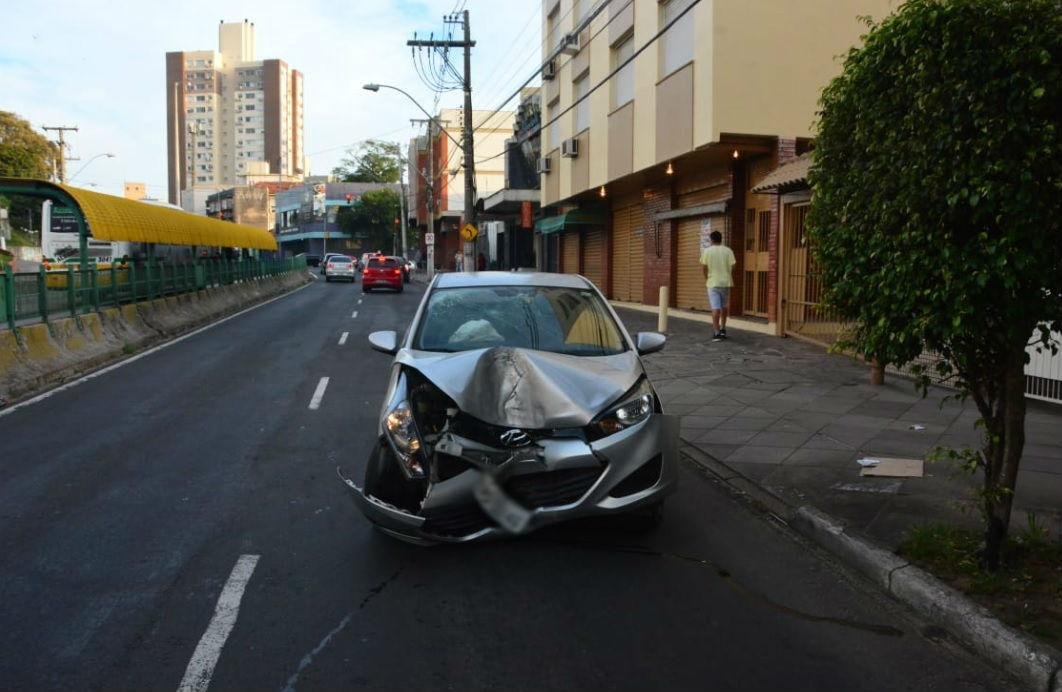 Sete pessoas ficam feridas em colis&atilde;o de carro contra poste em Porto Alegre