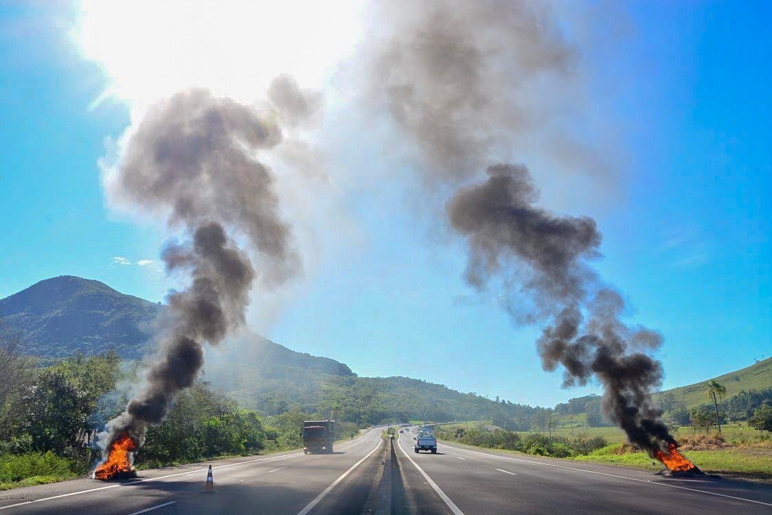 Manifesta&ccedil;&atilde;o na BR 101, em Maquin&eacute;