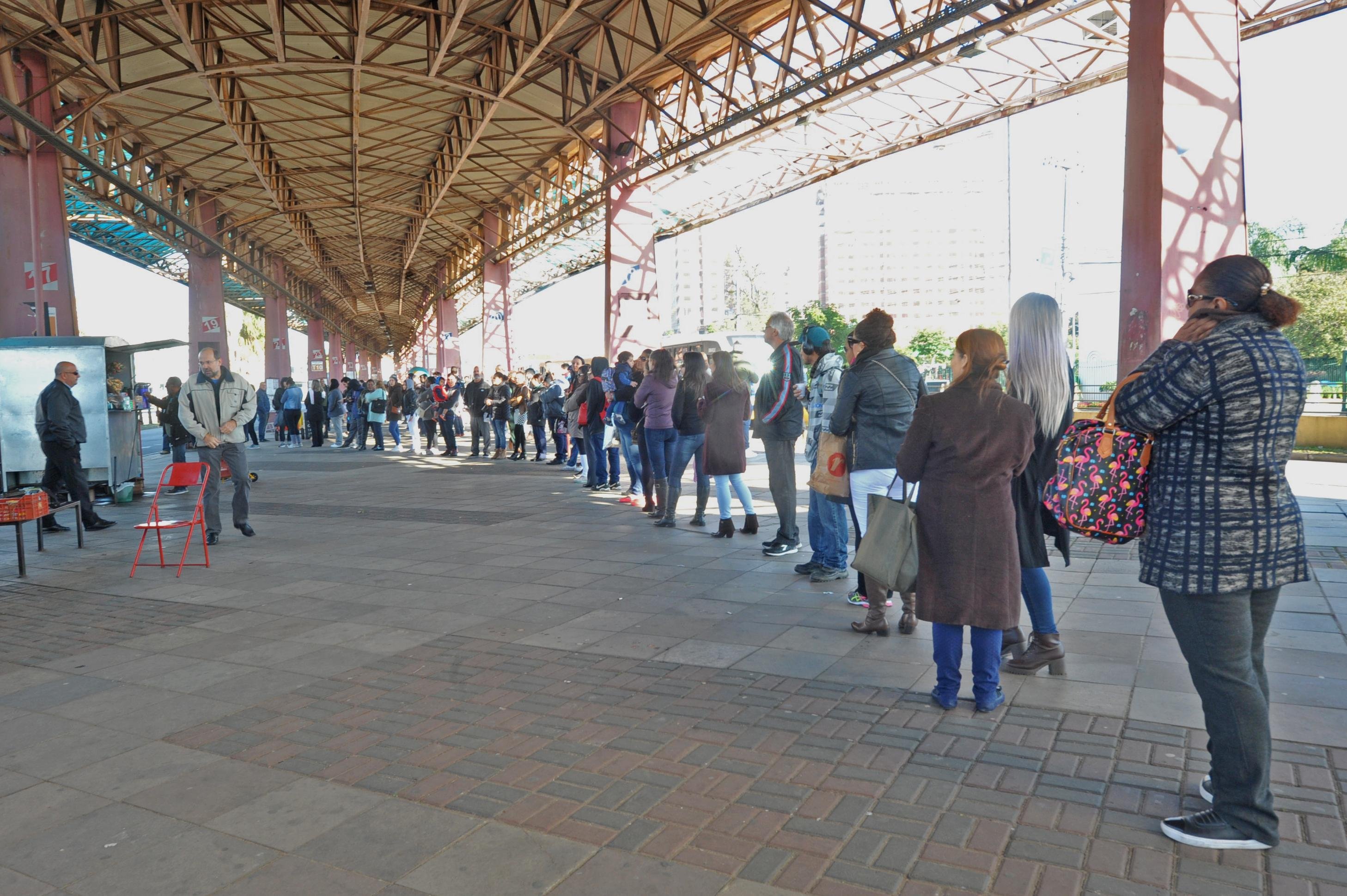 Passageiros aguardaram os &ocirc;nibus por mais de uma hora no Terminal Tri&acirc;ngulo