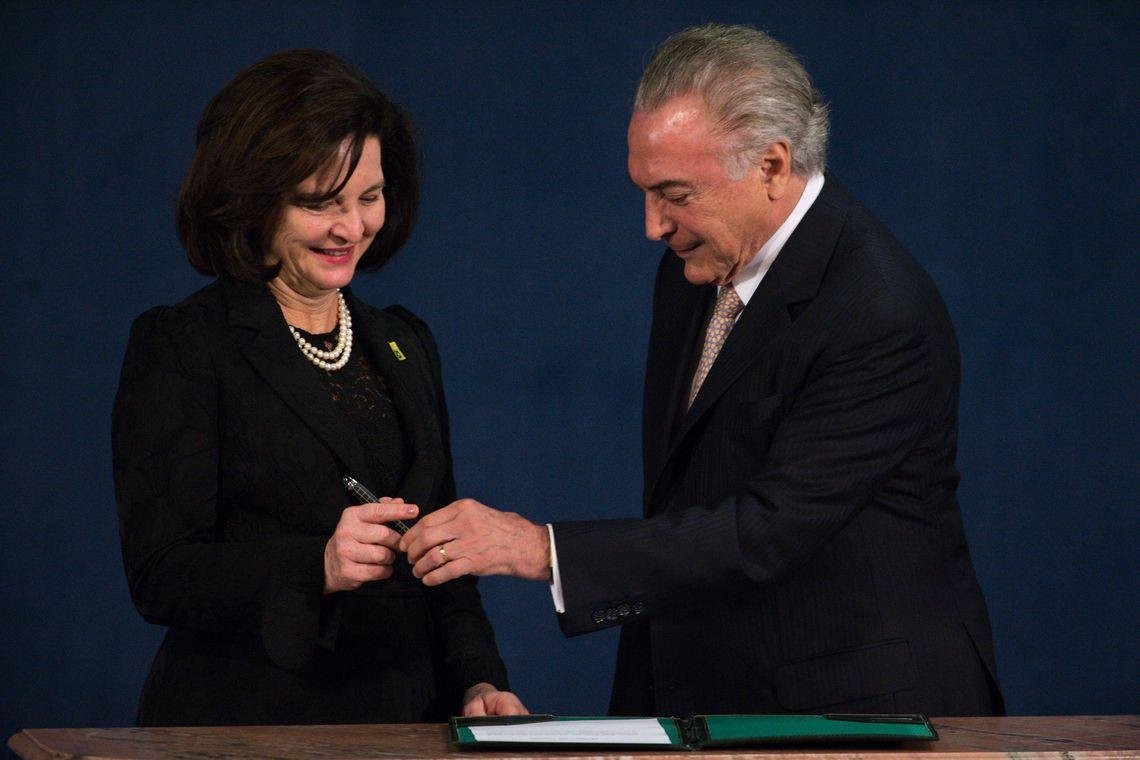 Dodge quer mais prazo para investigar Temer e ministros