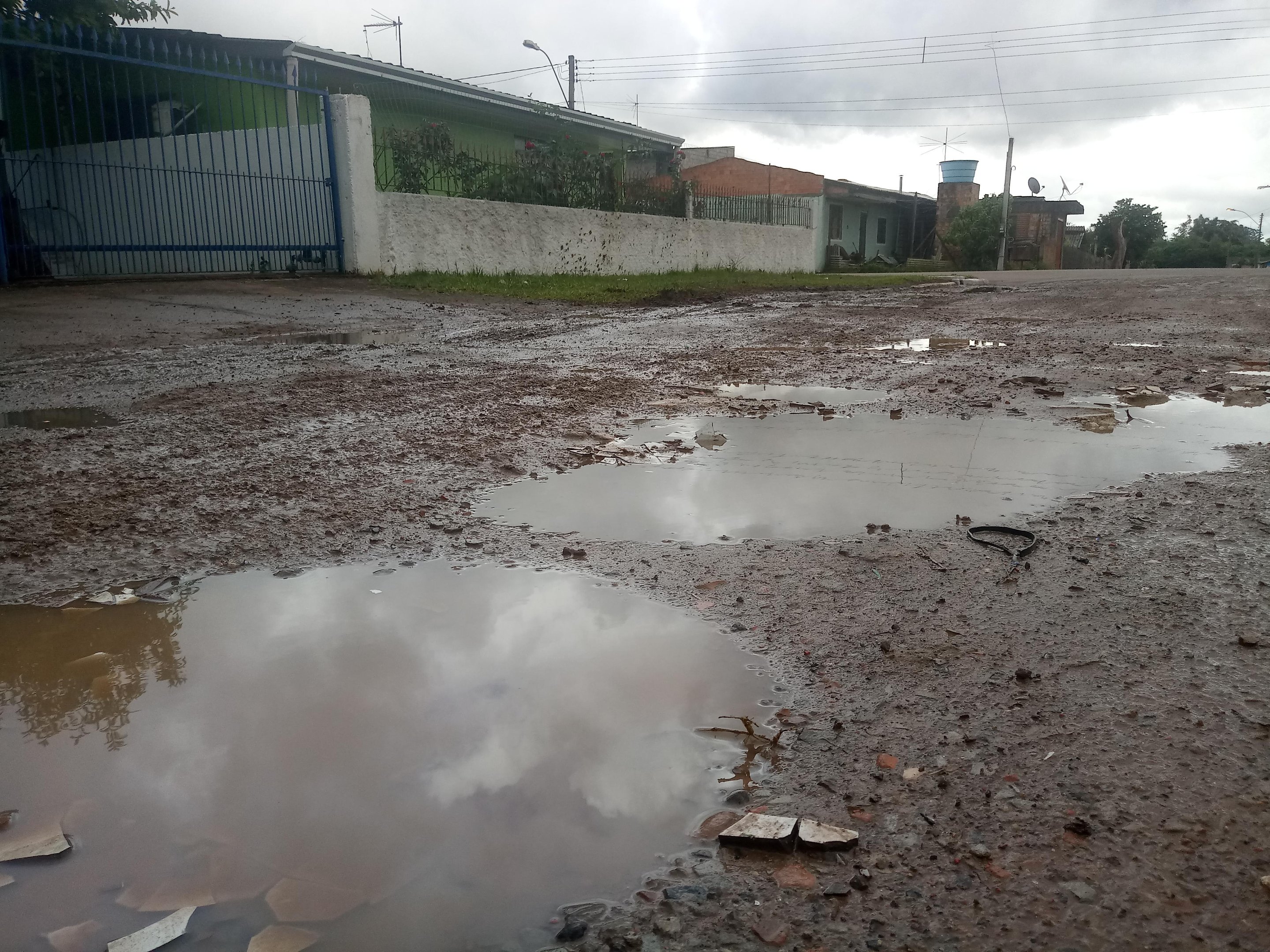 Comunidade pede reparos na rua El&iacute;sio Silva h&aacute; anos