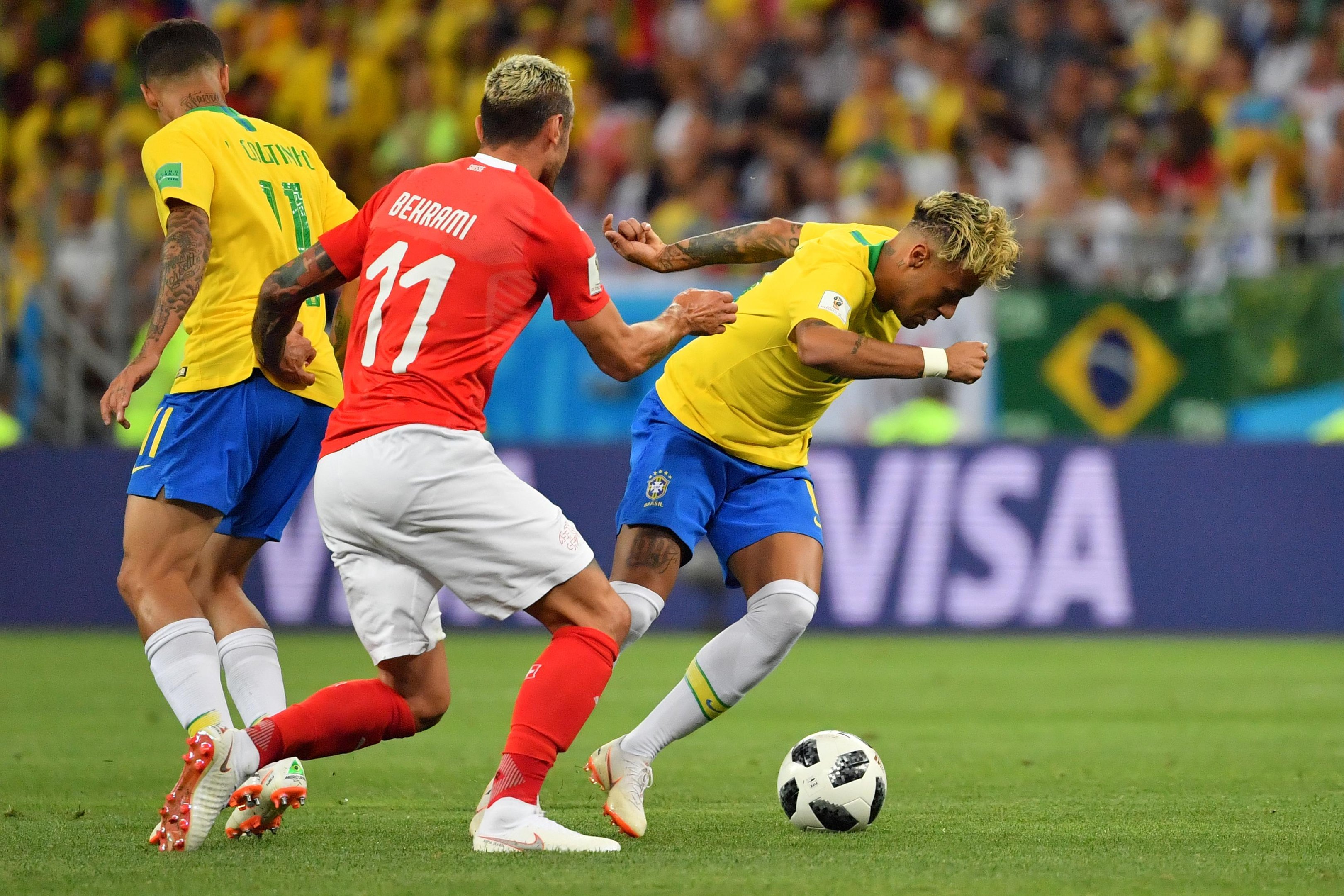 Neymar &eacute; bem marcado pelos su&iacute;&ccedil;os