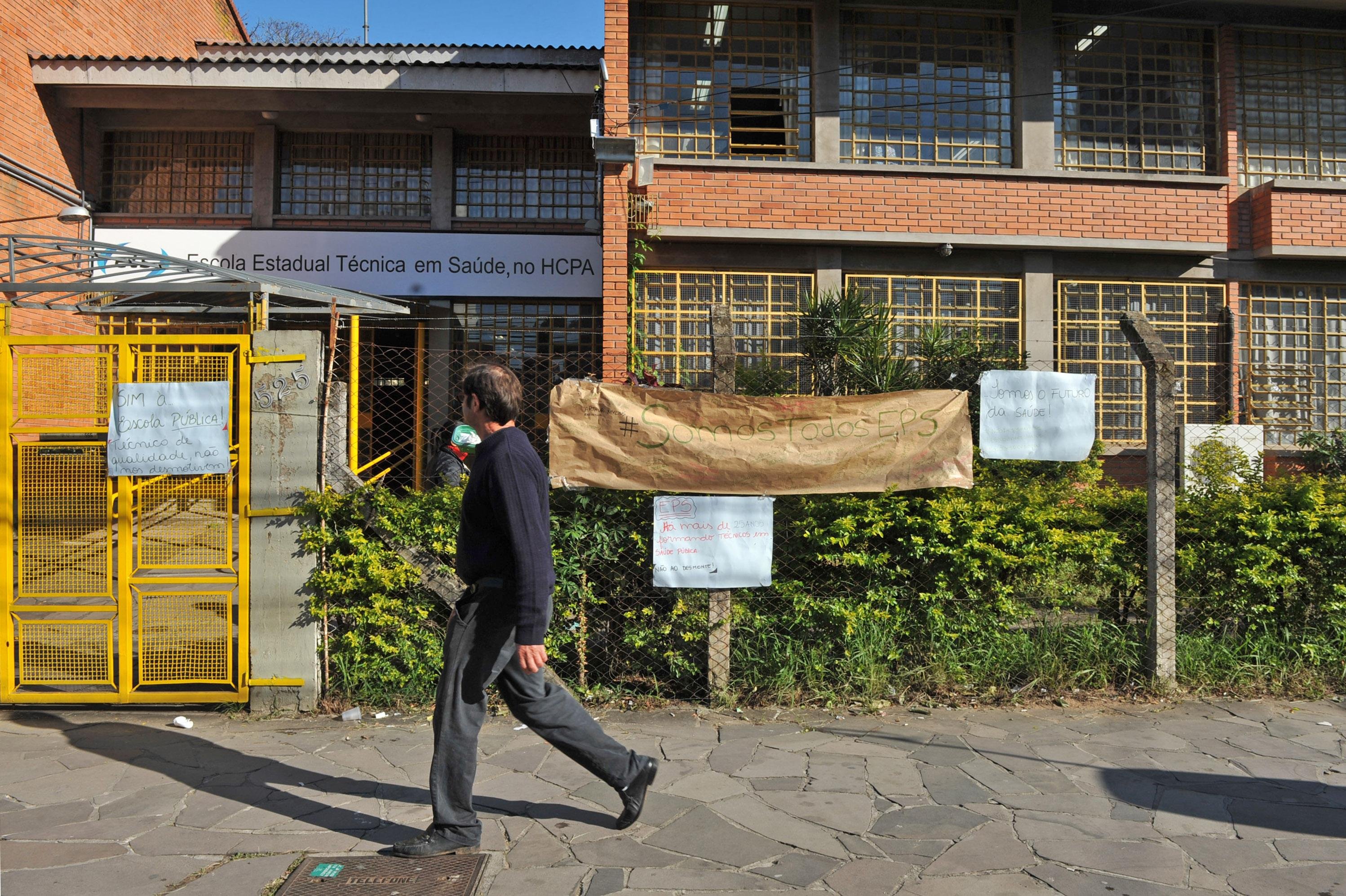 Em frente ao pr&eacute;dio, cartazes pedem a perman&ecirc;ncia da escola no local e ainda defendem o ensino p&uacute;blico de qualidade