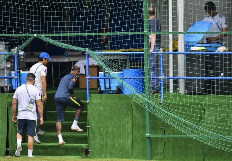 Neymar abandonou o treino da Sele&ccedil;&atilde;o devido a dores no tornozelo