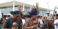 Um grupo de indígenas e quilombolas fez um protesto nesta em frente ao Palácio do Planalto contra cortes à assistência estudantil 