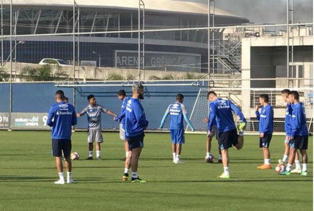 Douglas treinou com o grupo de transi&ccedil;&atilde;o na tarde desta ter&ccedil;a-feira