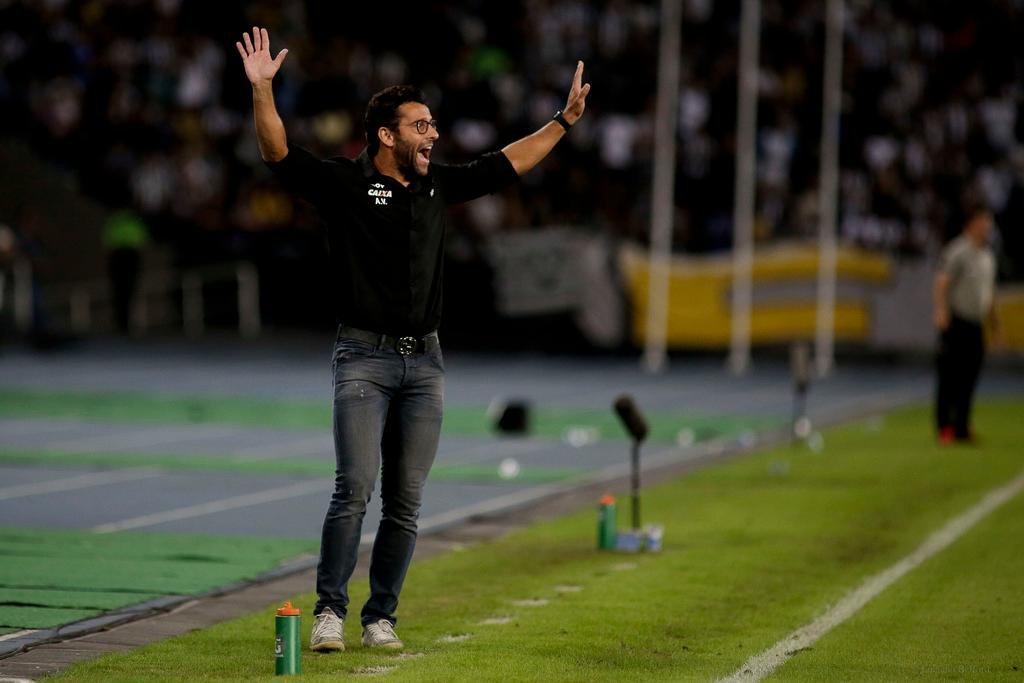 Alberto Valentim informou que aceitou a proposta do clube Ar&aacute;bia Saudita