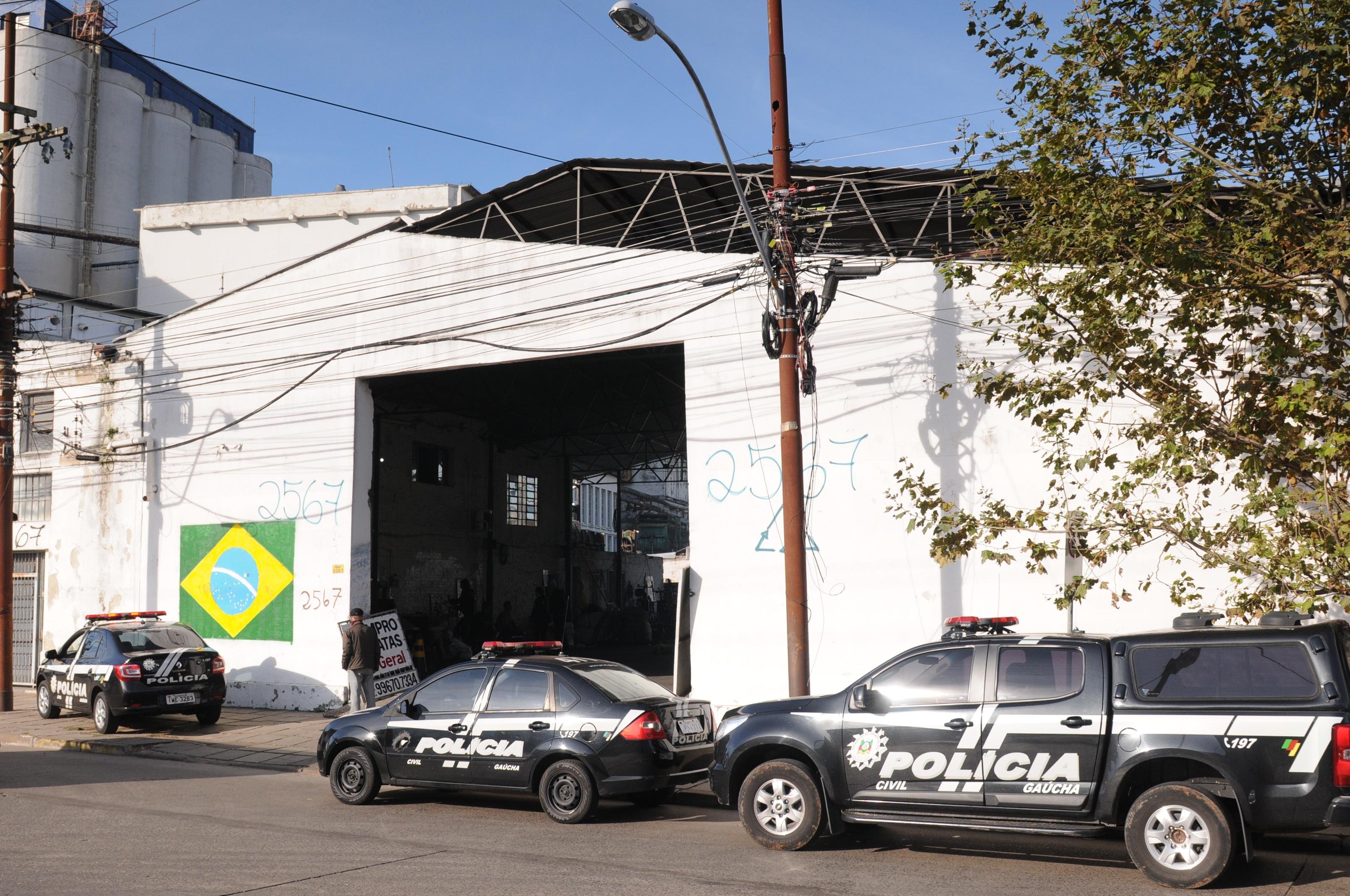 A&ccedil;&atilde;o contra tr&aacute;fico tamb&eacute;m buscou esconderijos de objetos roubados