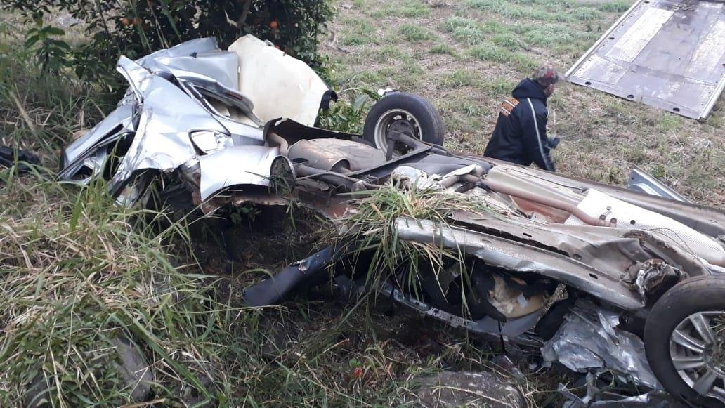 Gol ficou &agrave;s margens da rodovia ap&oacute;s a colis&atilde;o