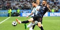 Messi disputa a bola contra croata