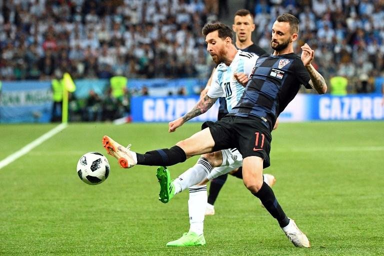 Messi disputa a bola contra croata