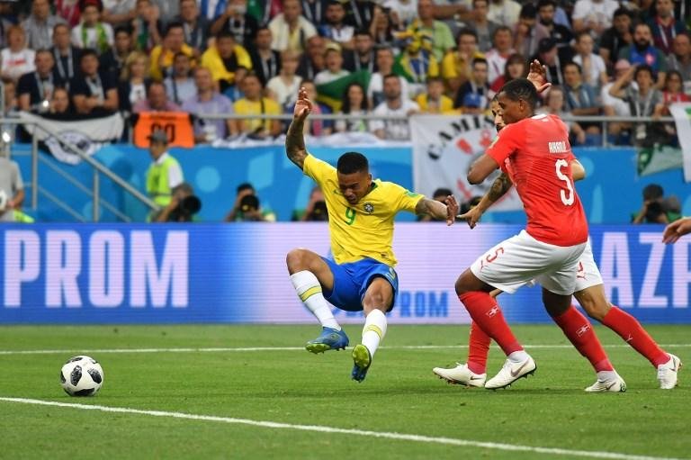 Um dos lances questionados foi o penalti n&atilde;o marcado sobre o brasileiro Gabriel Jesus