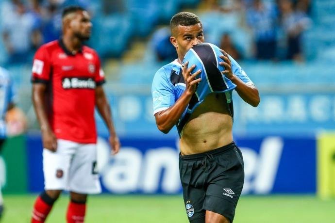 Gr&ecirc;mio contar&aacute; com Alisson na volta das f&eacute;rias 