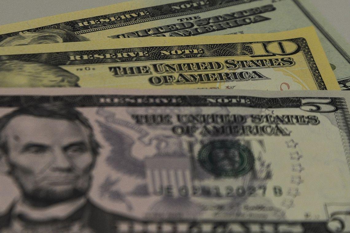 D&oacute;lar sobe novamente e Ibovespa fica abaixo dos 70 mil pontos