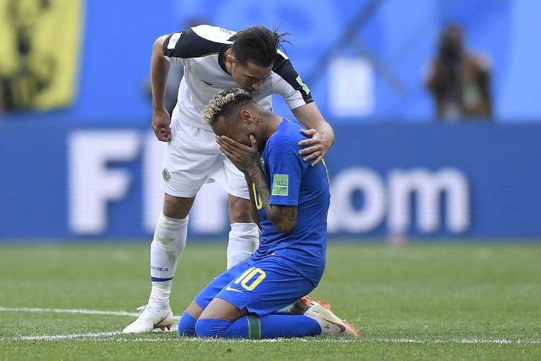 Neymar chorou ao final da partida com vit&oacute;ria do Brasil