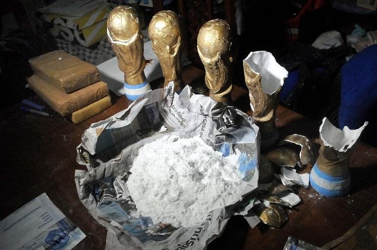 Grupo traficava coca&iacute;na em r&eacute;plicas da ta&ccedil;a da Copa na Argentina