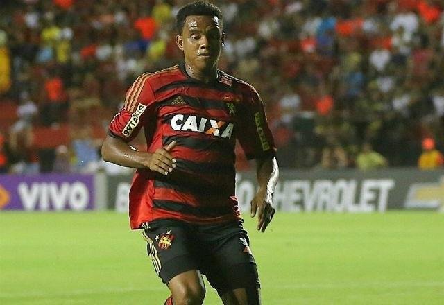 Rithely precisa ser aprovado em exames para assinar com o Inter