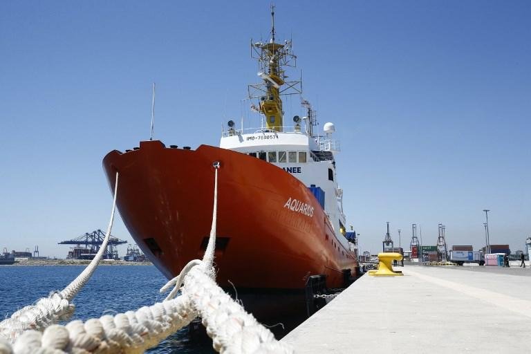Fluxo de pessoas continua ap&oacute;s ancoragem de navio humanit&aacute;rio Aquarius