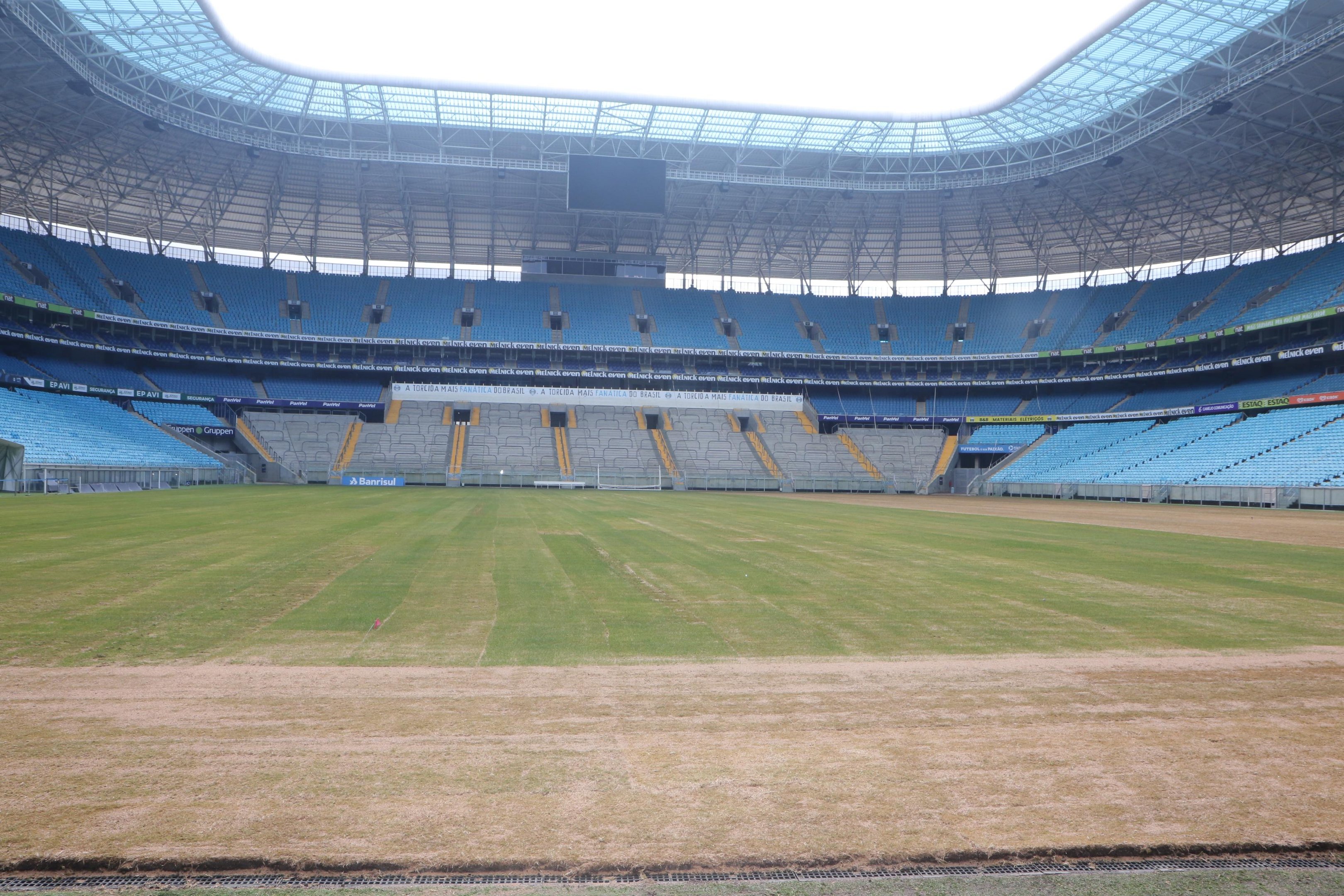 Arena do Gr&ecirc;mio recebe novo gramado 