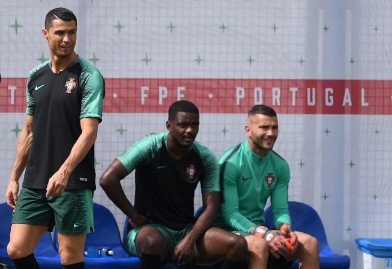 Equipe de Cristiano Ronaldo avan&ccedil;a com um empate