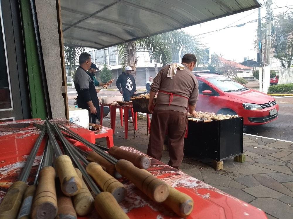 Galeto beneficente marca solidariedade com ga&uacute;chos que se acidentaram na &Aacute;frica do Sul