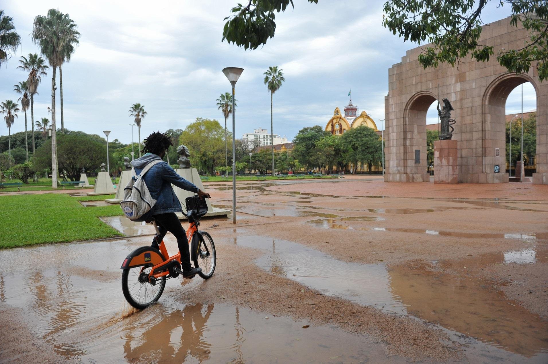 Segunda-feira ser&aacute; marcada por frio e chuva no RS