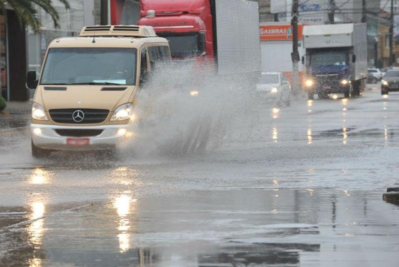 Forte chuva causa congestionamentos em Porto Alegre 