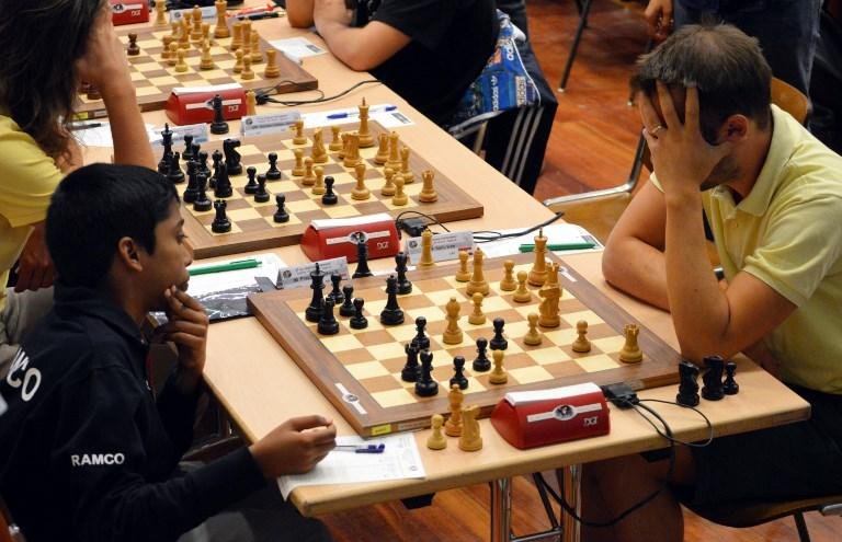 Menino treina pelo menos seis horas por dia e assiste partidas na internet
