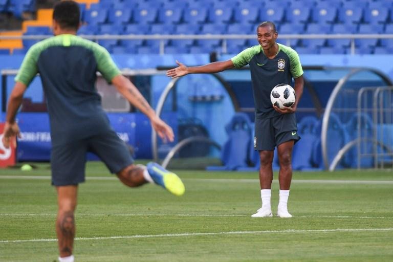 Fernandinho deve ser titular no Brasil contra a S&eacute;rvia