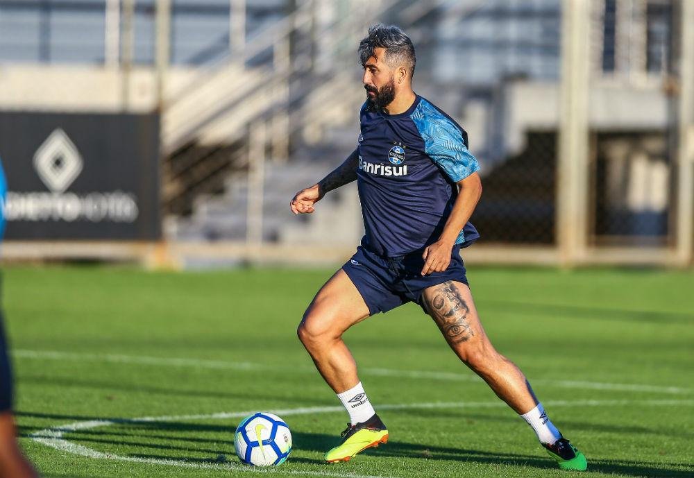 Douglas est&aacute; pronto para voltar aos gramados