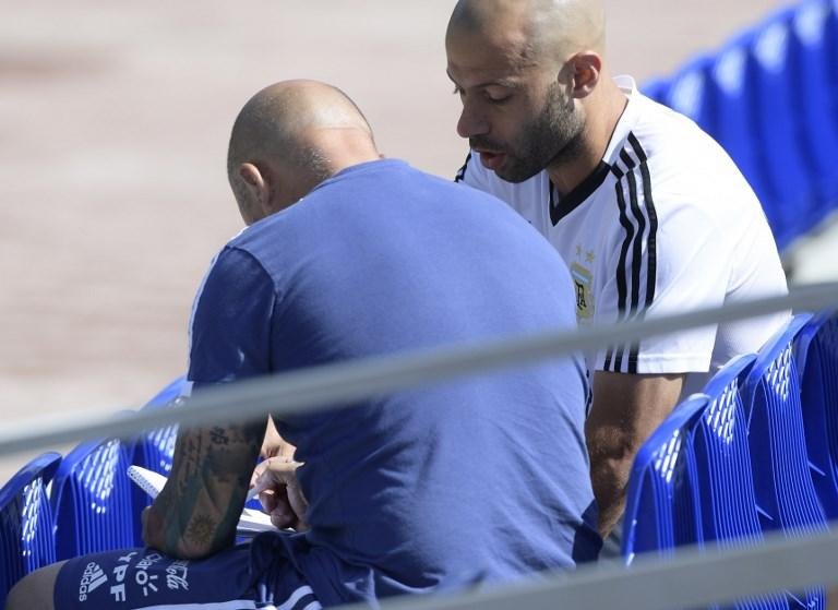 Mascherano conversa com Sampaoli em treino da Argentina
