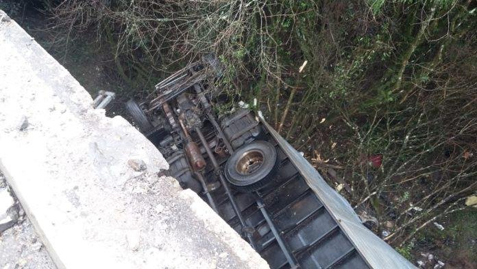 Ve&iacute;culo cai de ponte e motorista morre na BR 290, em Cachoeira do Sul 