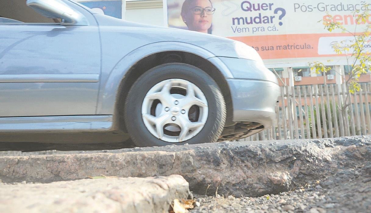 Falta de manuten&ccedil;&atilde;o tem gerado buracos, rachaduras, crateras e ondula&ccedil;&otilde;es nas vias 