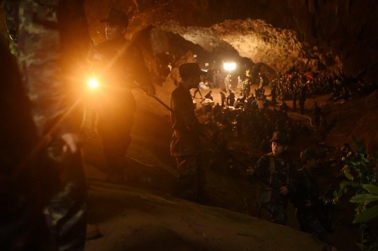 Doze crian&ccedil;as seguem presas em caverna na Tail&acirc;ndia
