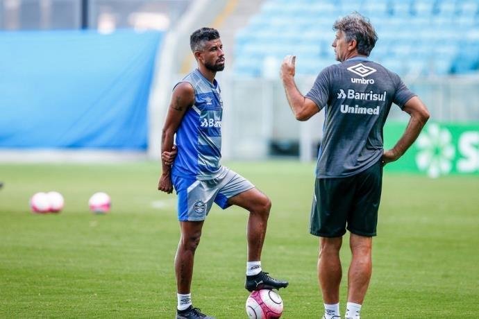 L&eacute;o Moura lamentou a sa&iacute;da de Arthur e comemorou chegada de Marinho