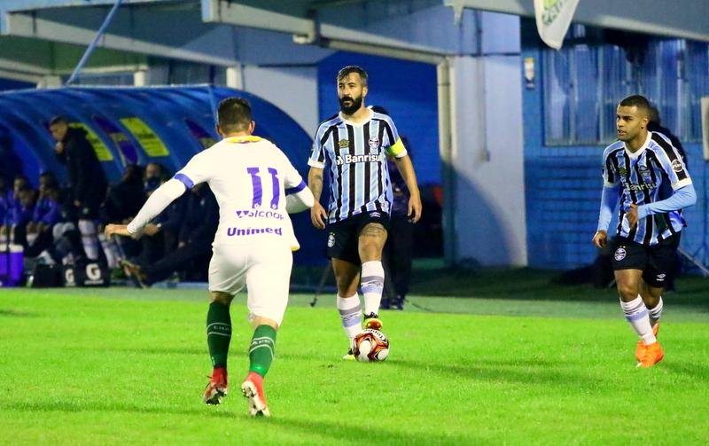 Aspirantes do Gr&ecirc;mio goleiam Chape na volta de Douglas aos gramados