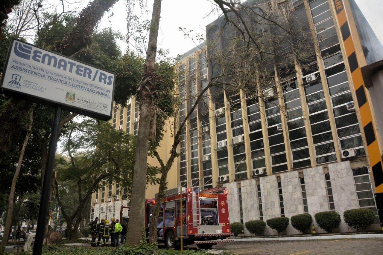 Inc&ecirc;ndio atinge pr&eacute;dio da Emater	
