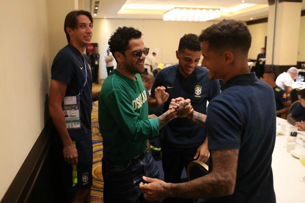 Daniel Alves visitou a concentra&ccedil;&atilde;o da Sele&ccedil;&atilde;o