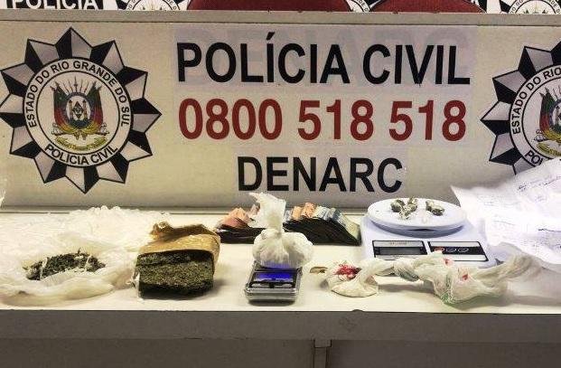 Tr&ecirc;s pessoas s&atilde;o presas em local de distribui&ccedil;&atilde;o de drogas em Porto Alegre 