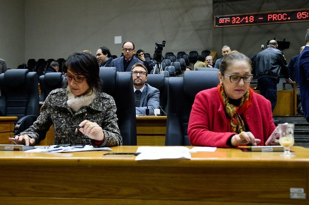 Texto principal da proposta recebeu 28 votos favor&aacute;veis