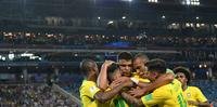 Brasil comemora o segundo gol contra a Sérvia