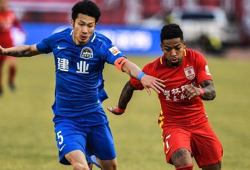 Atacante de 28 anos estava no futebol chin&ecirc;s e deve acrescentar op&ccedil;&atilde;o de velocidade